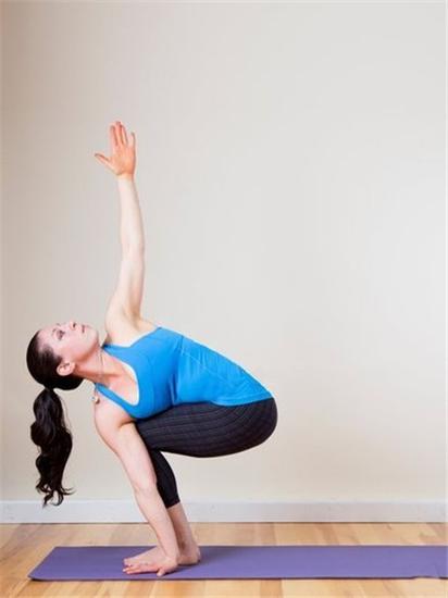 7个“挤压”式瑜伽姿势 助你排除毒素(图3)