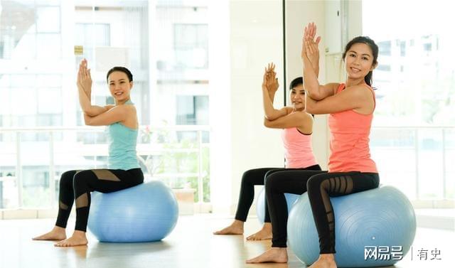 瑜伽球核心训练动作把核心练好激活深层肌肉使练腹更高效(图2)