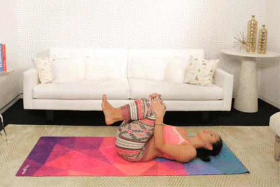 博鱼电竞官网图解3组放松瑜伽运动帮你缓解久坐办公室导致的腰酸背痛(图3)