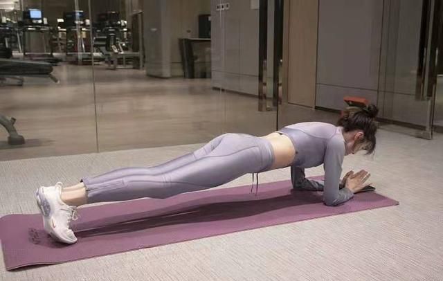 博鱼电竞什么时候减肥最有效一张瑜伽垫几组简单体式带你瘦全身(图1)