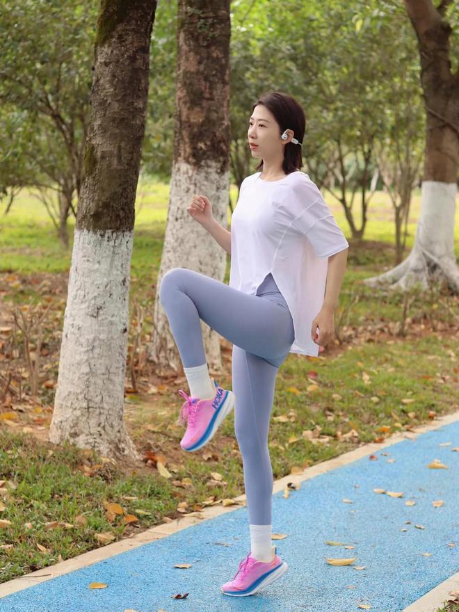 想让30岁女性更有活力？试试这款蓝灰色瑜伽裤！(图1)