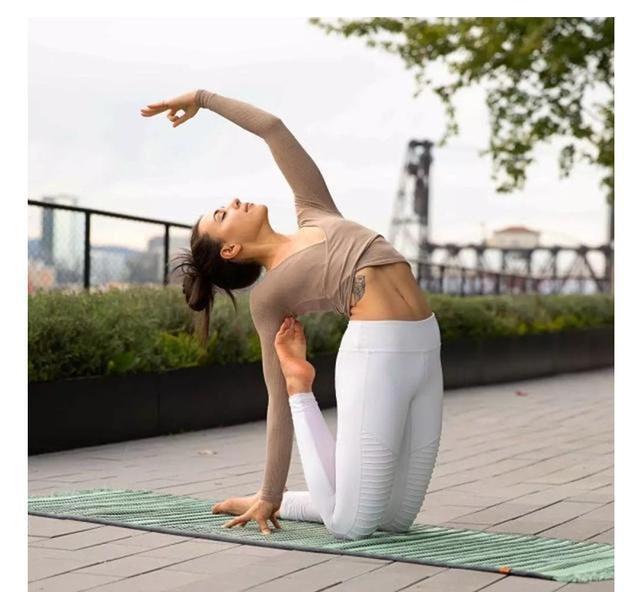 博鱼电竞app下载瑜伽下腰练习掌握这些技巧轻松完成动作身姿变得更柔美！(图5)