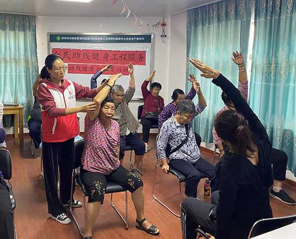 博鱼电竞官网助残健身 楼村日照中心工作人员和会员一起学做“椅子瑜伽”(图2)