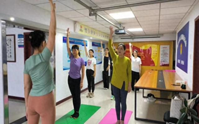 渭阳西路街道西阳社区新时代文明实践站开展瑜伽公益课堂(图1)