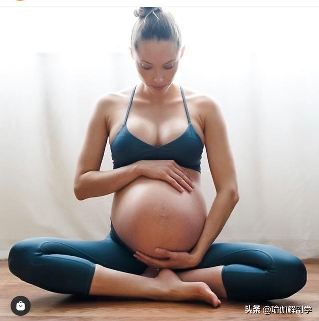 博鱼电竞官网她坚持瑜伽 7 年生完三胎依旧美如少女(图4)