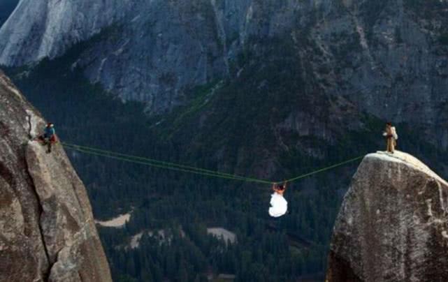 博鱼电竞世界上最惊险的婚礼一张巨网悬空122米网友：这结婚要命啊(图3)