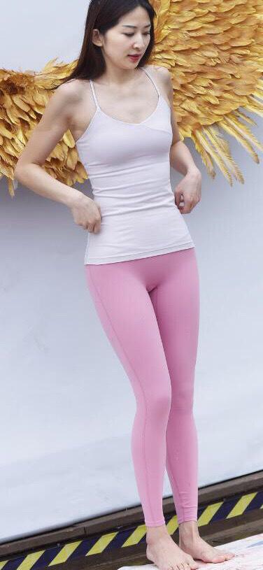 小姐姐练习瑜伽穿吊带上衣搭配粉色瑜伽裤散发迷人的运动魅力(图2)